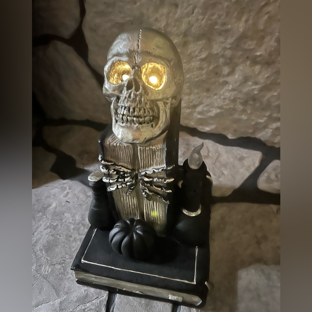 Flickering Eyes Scull Spell Potion Halloween Decor